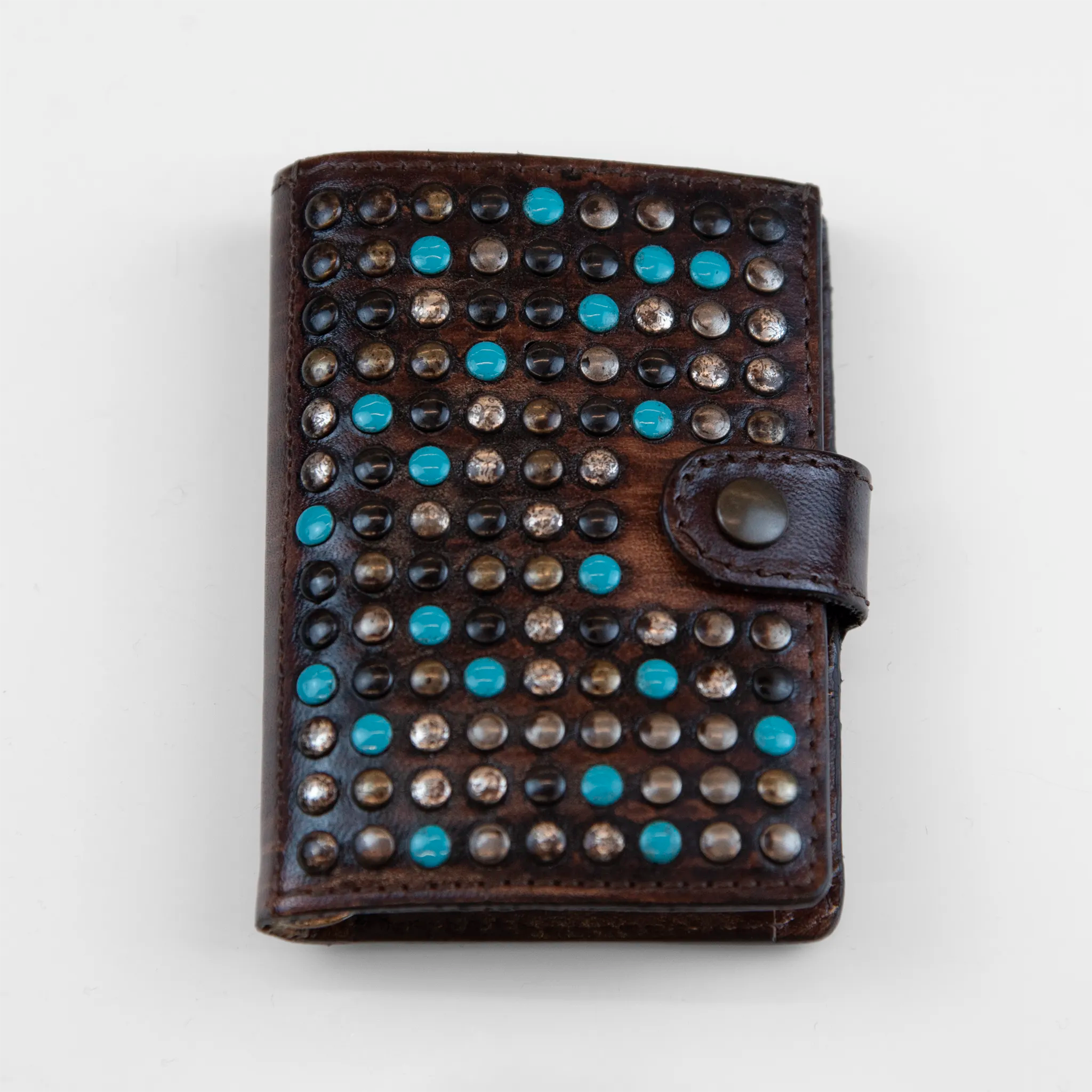 Portafoglio borchiato blu tiffany compatto in pelle marrone, Made in Italy, artigianale, con due scomparti scorrevoli per 5/6 carte ciascuno, molla porta banconote e scomparto per monete.