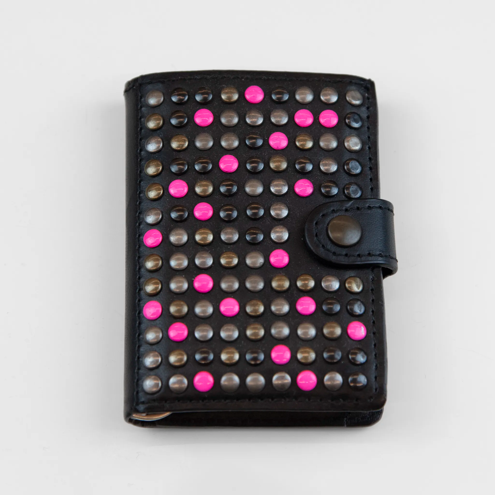 Portafoglio borchiato rosa compatto in pelle nero, Made in Italy, artigianale, con due scomparti scorrevoli per 5/6 carte ciascuno, molla porta banconote e scomparto per monete.