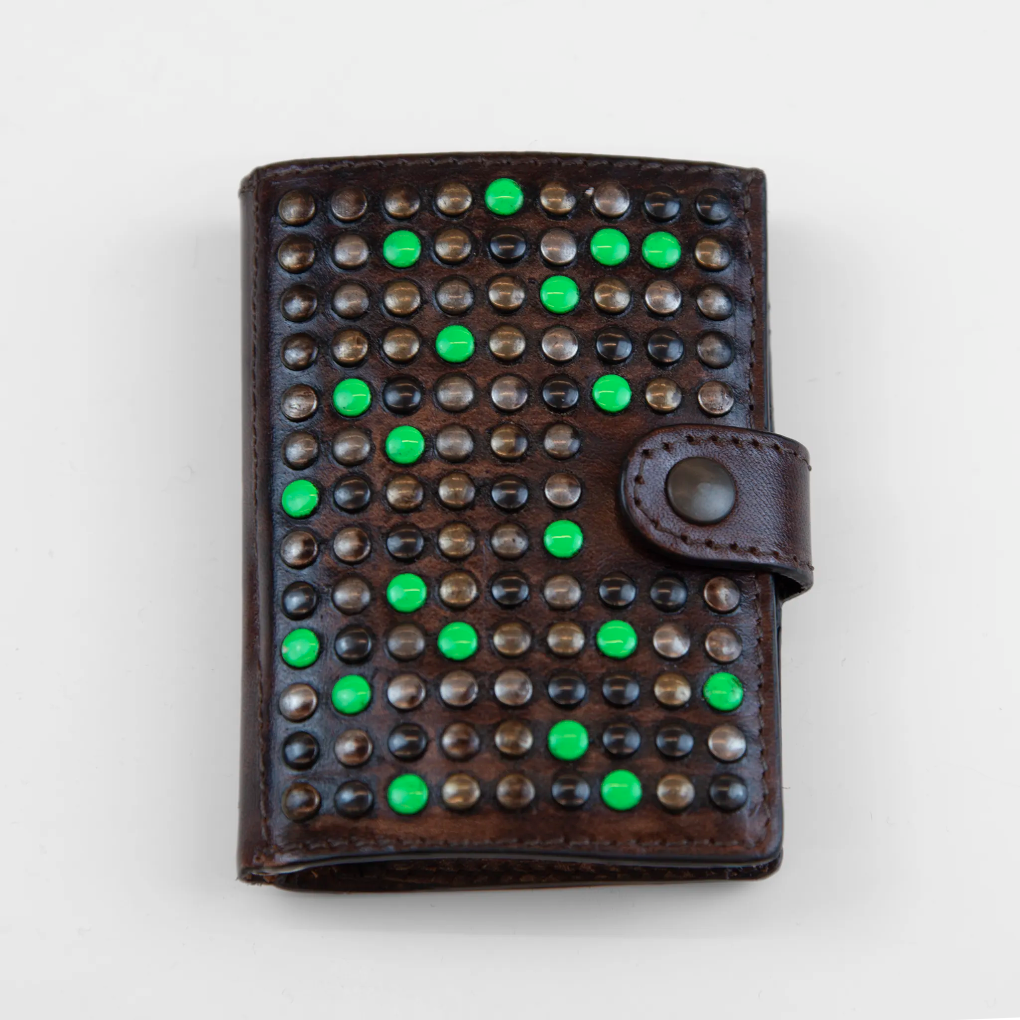 Portafoglio borchiato verde compatto in pelle marrone, Made in Italy, artigianale, con due scomparti scorrevoli per 5/6 carte ciascuno, molla porta banconote e scomparto per monete.