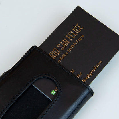 Portafoglio compatto in pelle nero, Made in Italy, artigianale, con due scomparti scorrevoli per 5/6 carte ciascuno, molla porta banconote e scomparto per monete.
