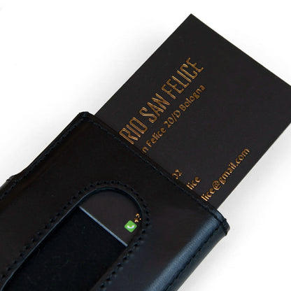 Portafoglio borchiato nero compatto in pelle nera, Made in Italy, artigianale, con due scomparti scorrevoli per 5/6 carte ciascuno, molla porta banconote e scomparto per monete.