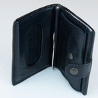 Portafoglio compatto in pelle nero, Made in Italy, artigianale, con due scomparti scorrevoli per 5/6 carte ciascuno, molla porta banconote e scomparto per monete.