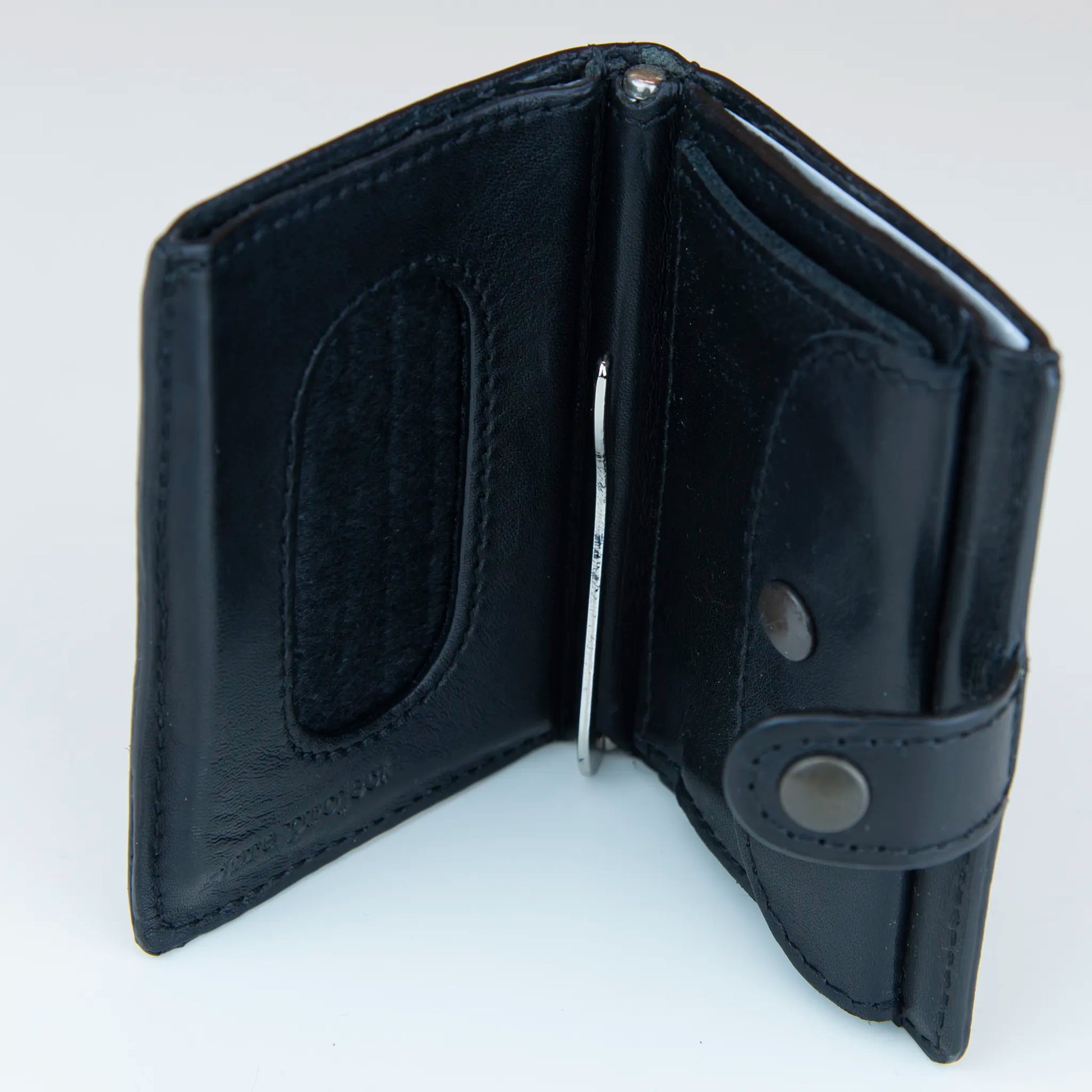 Portafoglio compatto in pelle nero, Made in Italy, artigianale, con due scomparti scorrevoli per 5/6 carte ciascuno, molla porta banconote e scomparto per monete.