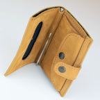 Portafoglio compatto in pelle beige Made in Italy, artigianale, con due scomparti scorrevoli per 5/6 carte ciascuno, molla porta banconote e scomparto per monete.