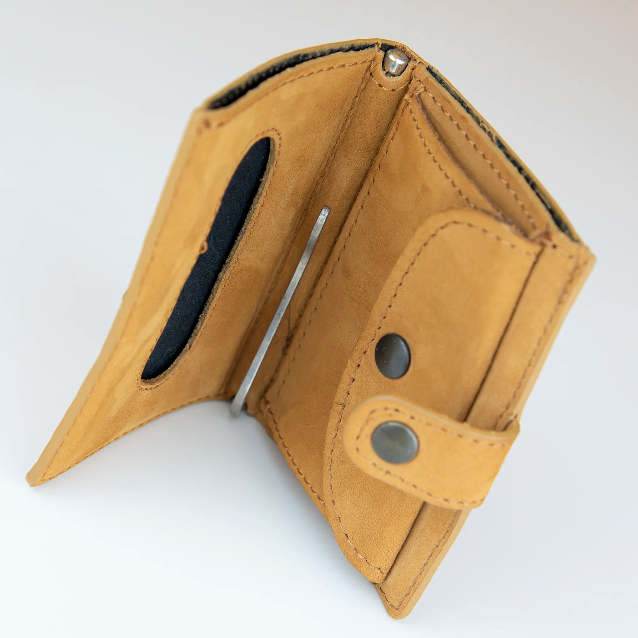 Portafoglio compatto in pelle beige Made in Italy, artigianale, con due scomparti scorrevoli per 5/6 carte ciascuno, molla porta banconote e scomparto per monete.