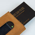 Portafoglio compatto in pelle beige Made in Italy, artigianale, con due scomparti scorrevoli per 5/6 carte ciascuno, molla porta banconote e scomparto per monete.