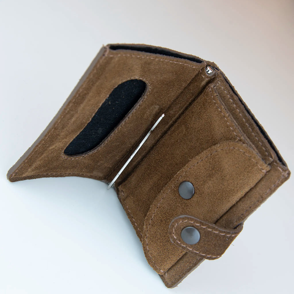 Portafoglio compatto in pelle marrone Made in Italy, artigianale, con due scomparti scorrevoli per 5/6 carte ciascuno, molla porta banconote e scomparto per monete.