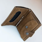 Portafoglio compatto in pelle marrone Made in Italy, artigianale, con due scomparti scorrevoli per 5/6 carte ciascuno, molla porta banconote e scomparto per monete.