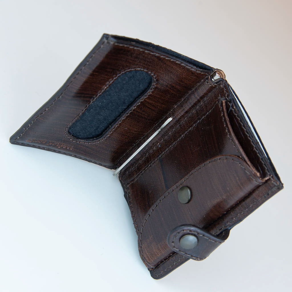 Portafoglio compatto in pelle marrone, Made in Italy, artigianale, con due scomparti scorrevoli per 5/6 carte ciascuno, molla porta banconote e scomparto per monete.