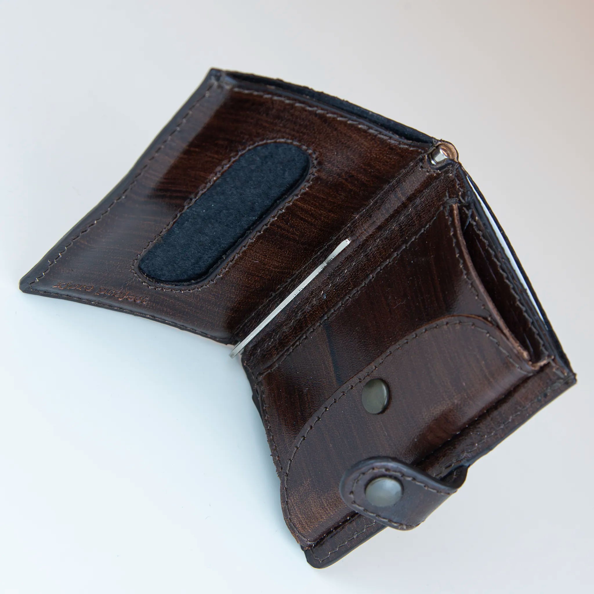 Portafoglio compatto in pelle marrone, Made in Italy, artigianale, con due scomparti scorrevoli per 5/6 carte ciascuno, molla porta banconote e scomparto per monete.