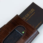 Portafoglio compatto in pelle marrone, Made in Italy, artigianale, con due scomparti scorrevoli per 5/6 carte ciascuno, molla porta banconote e scomparto per monete.