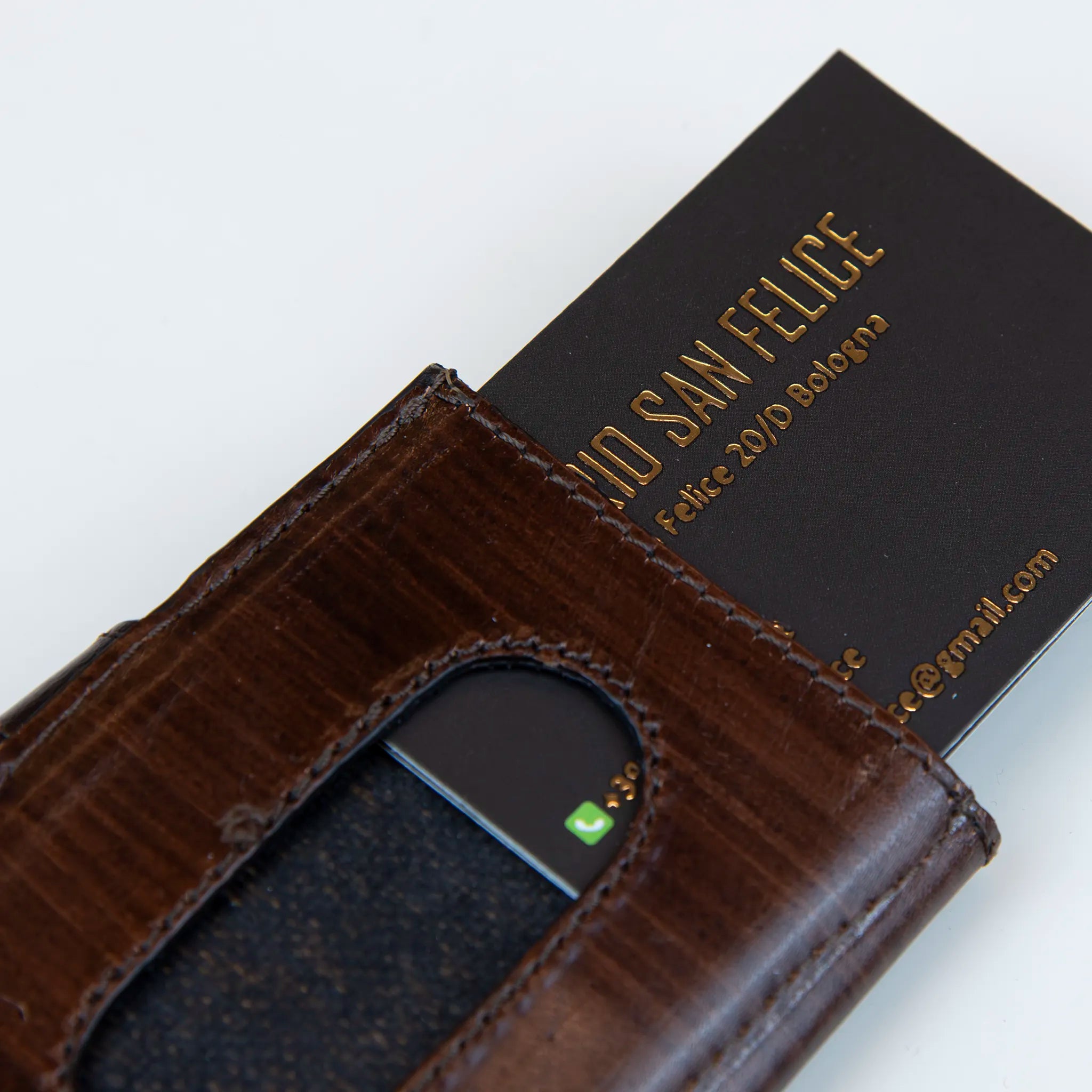 Portafoglio compatto in pelle marrone, Made in Italy, artigianale, con due scomparti scorrevoli per 5/6 carte ciascuno, molla porta banconote e scomparto per monete.