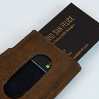 Portafoglio compatto in pelle marrone Made in Italy, artigianale, con due scomparti scorrevoli per 5/6 carte ciascuno, molla porta banconote e scomparto per monete.