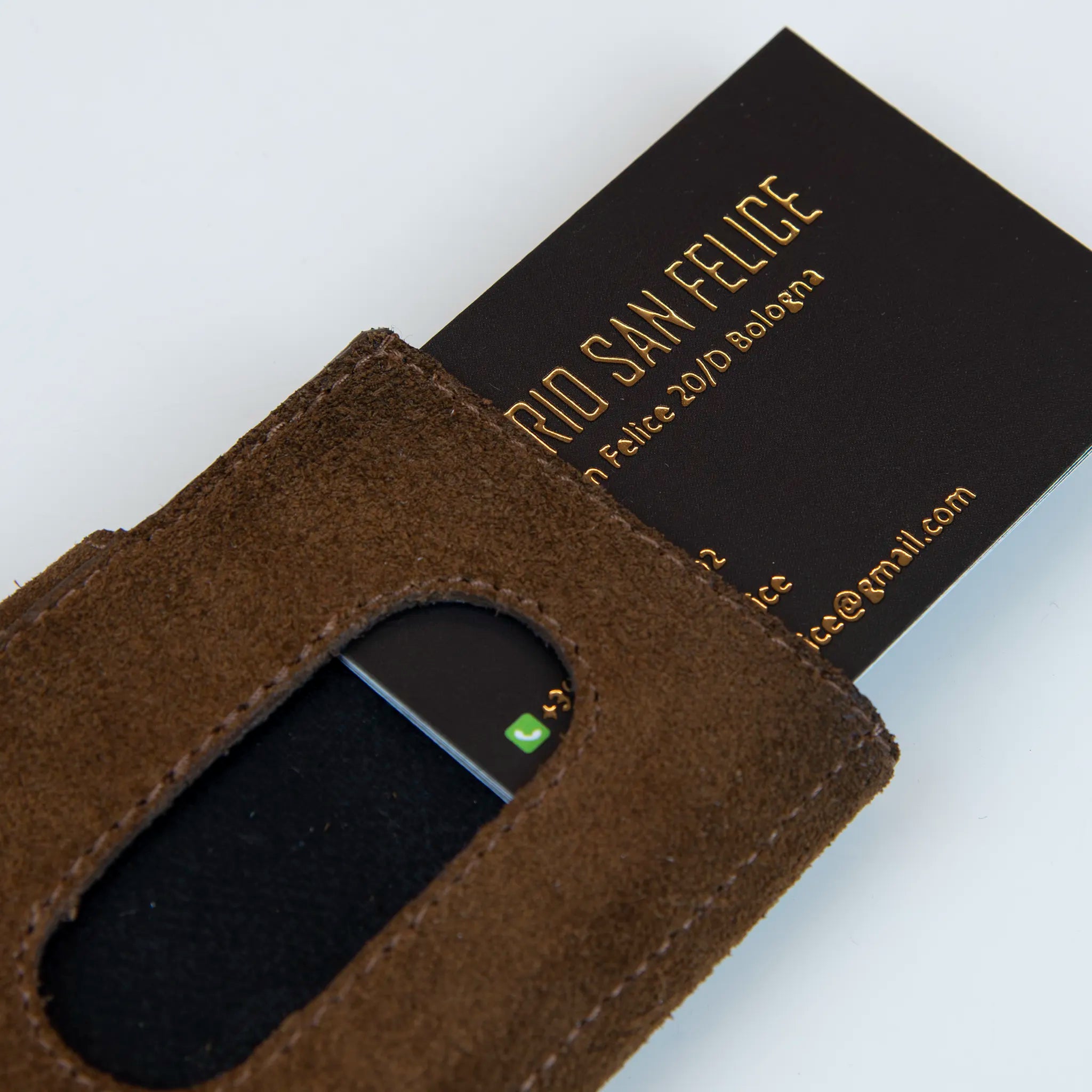 Portafoglio compatto in pelle marrone Made in Italy, artigianale, con due scomparti scorrevoli per 5/6 carte ciascuno, molla porta banconote e scomparto per monete.