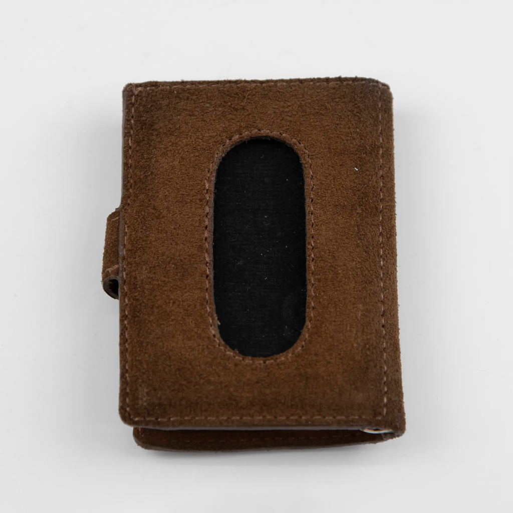 Portafoglio compatto in pelle marrone Made in Italy, artigianale, con due scomparti scorrevoli per 5/6 carte ciascuno, molla porta banconote e scomparto per monete.