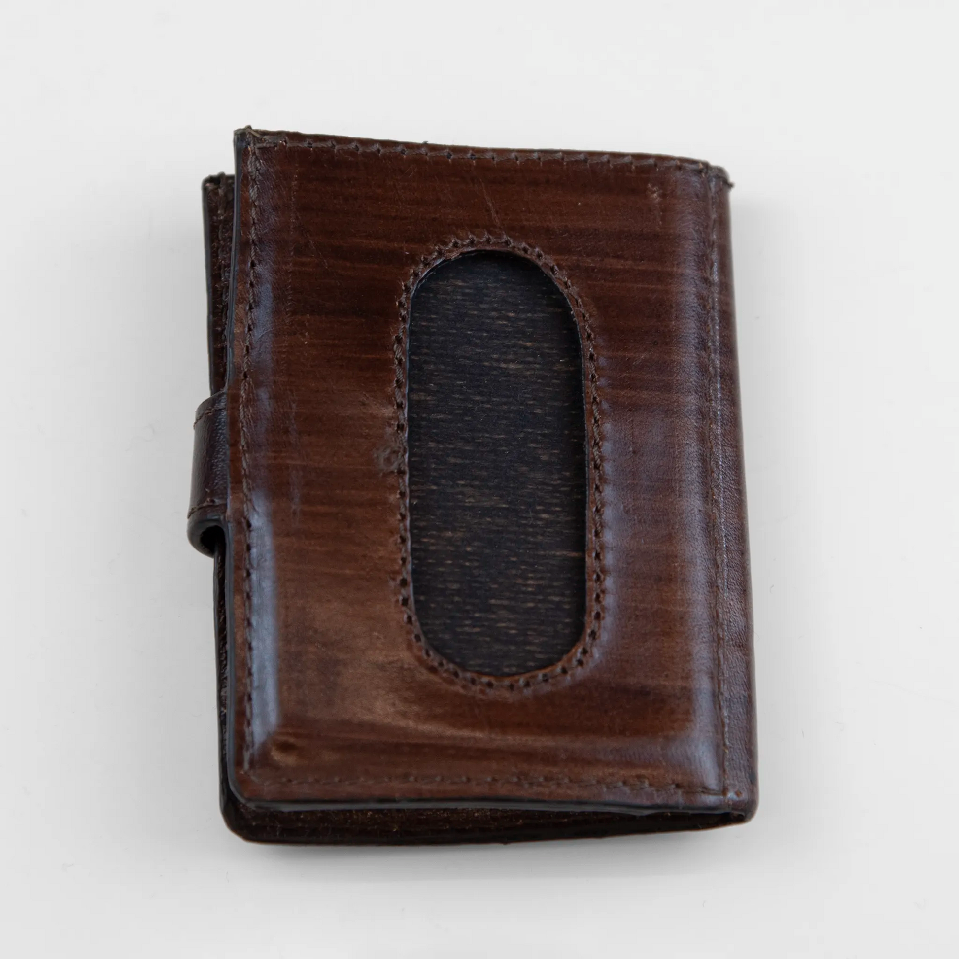 Portafoglio compatto in pelle marrone, Made in Italy, artigianale, con due scomparti scorrevoli per 5/6 carte ciascuno, molla porta banconote e scomparto per monete.