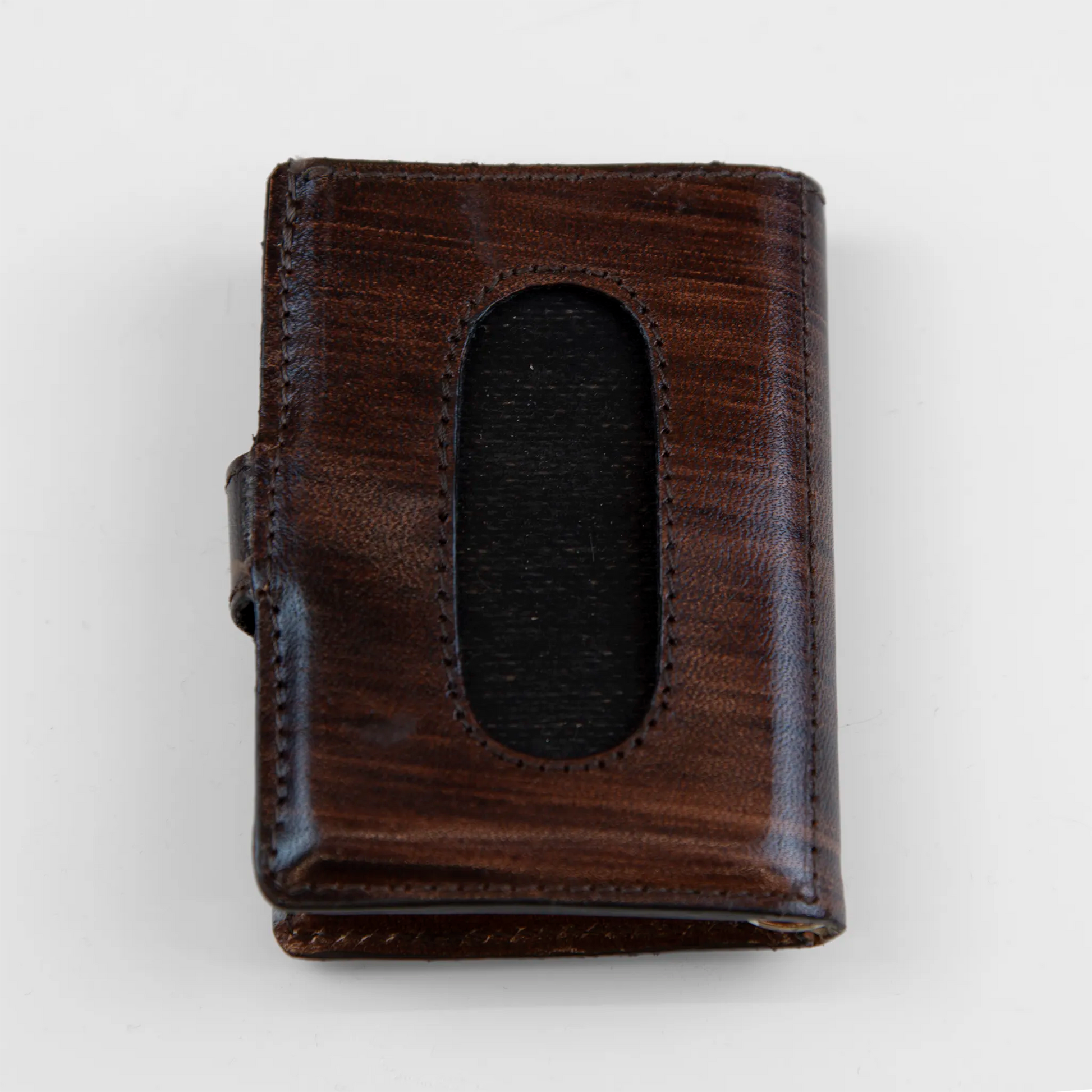 Portafoglio compatto in pelle marrone, Made in Italy, artigianale, con due scomparti scorrevoli per 5/6 carte ciascuno, molla porta banconote e scomparto per monete.