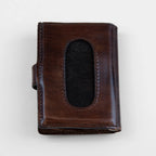 Portafoglio compatto in pelle marrone, Made in Italy, artigianale, con due scomparti scorrevoli per 5/6 carte ciascuno, molla porta banconote e scomparto per monete.