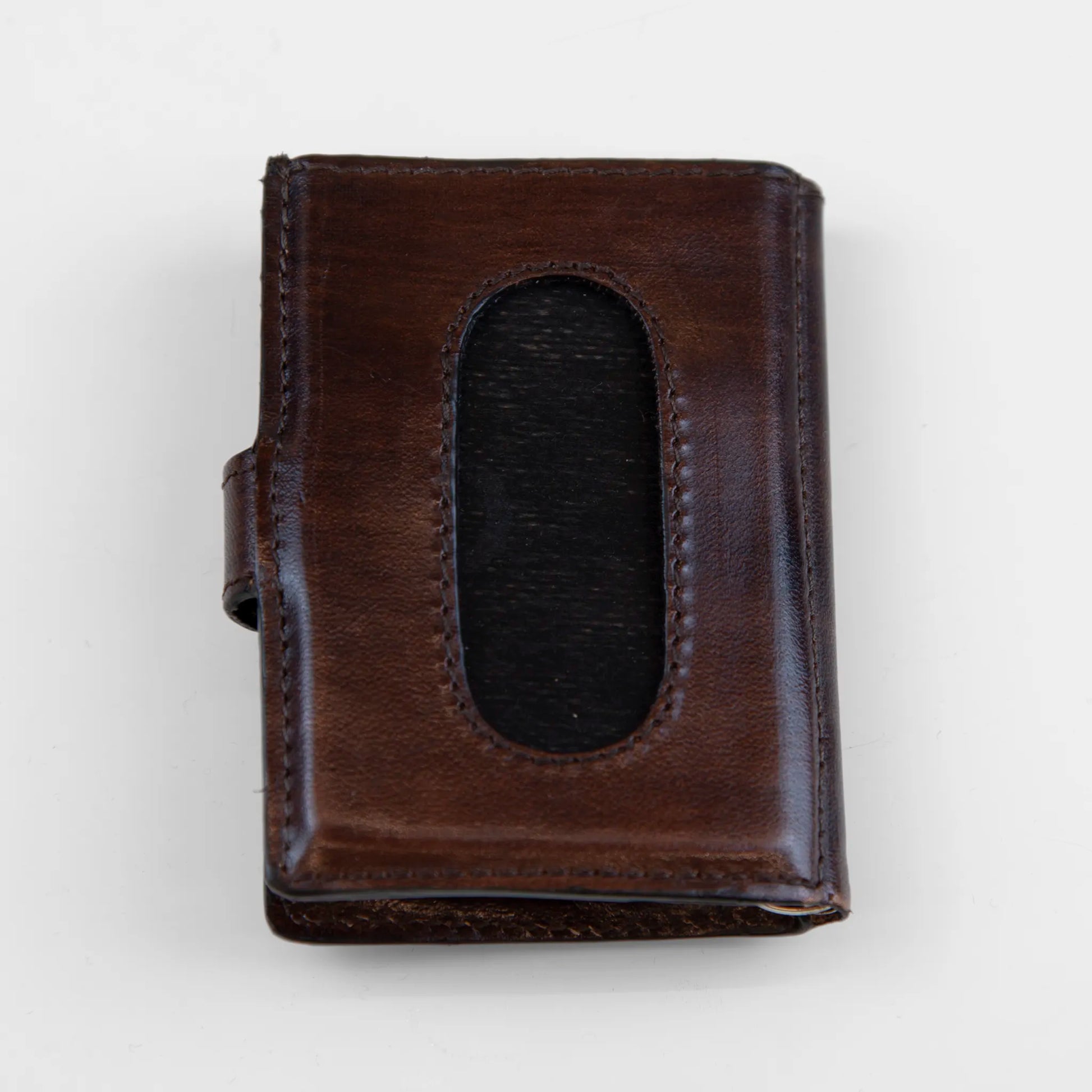Portafoglio compatto in pelle marrone, Made in Italy, artigianale, con due scomparti scorrevoli per 5/6 carte ciascuno, molla porta banconote e scomparto per monete.
