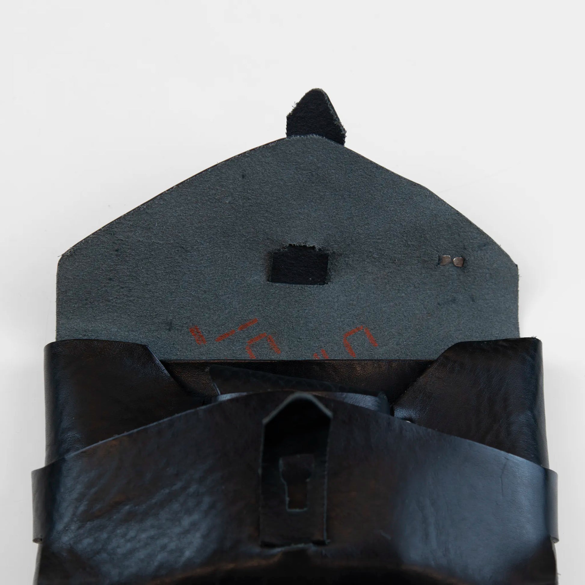 Portatutto borchiato in pelle nera, Made in Italy, realizzato interamente a mano senza cuciture e bottoni, seguendo la tradizione degli antichi sellai Toscani per garantire maggiore robustezza e durata nel tempo.