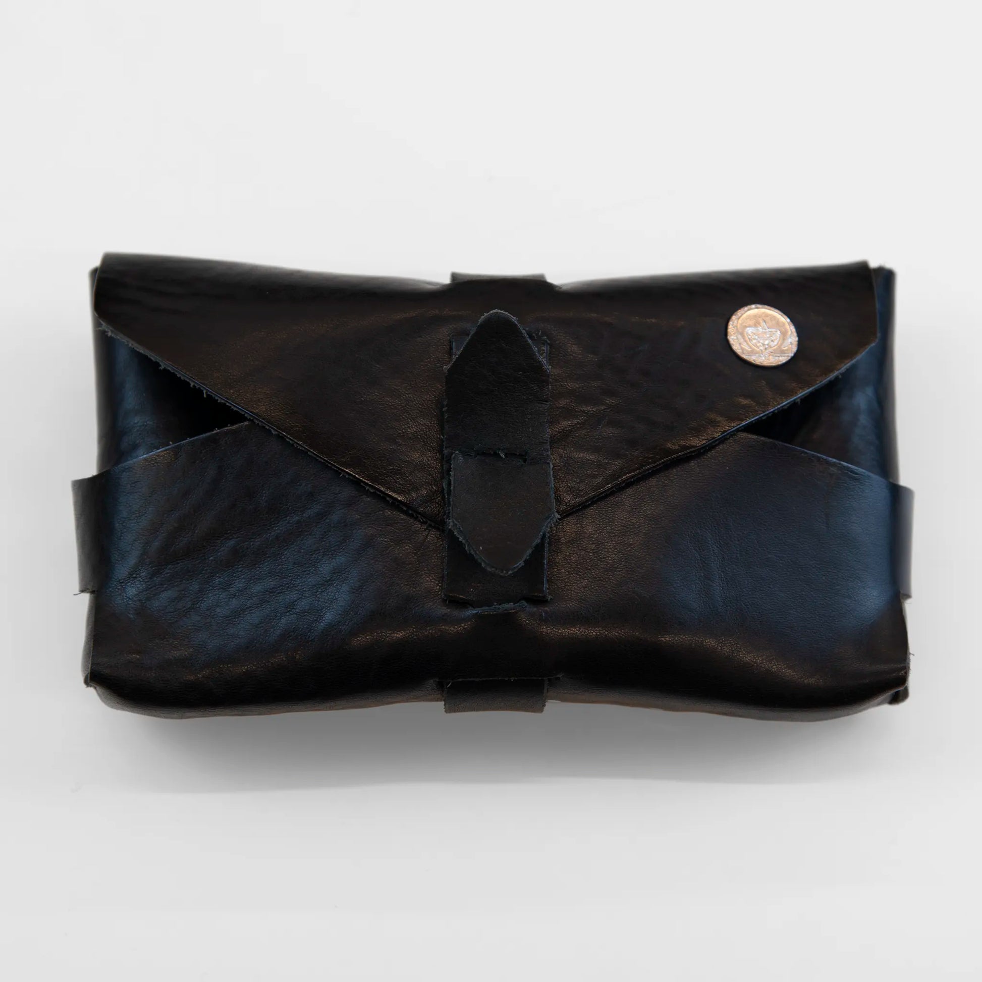 Portatutto borchiato in pelle nera, Made in Italy, realizzato interamente a mano senza cuciture e bottoni, seguendo la tradizione degli antichi sellai Toscani per garantire maggiore robustezza e durata nel tempo.