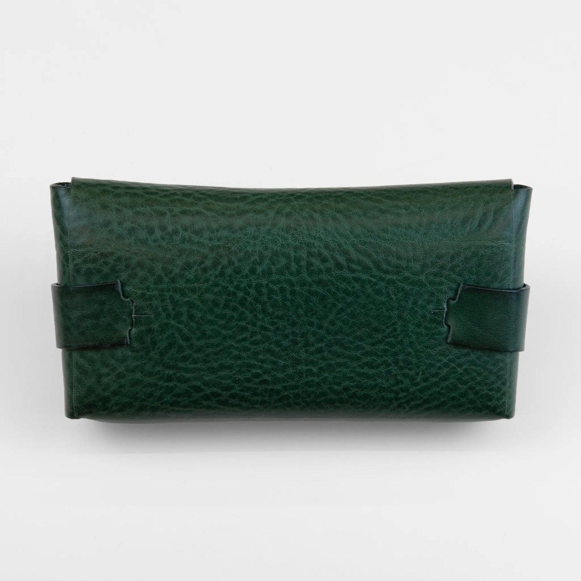 Portatutto borchiato in pelle verde con chiusura a calamita, Made in Italy, realizzato interamente a mano senza cuciture, secondo la tradizione degli antichi sellai Toscani, per garantire robustezza e durata nel tempo.