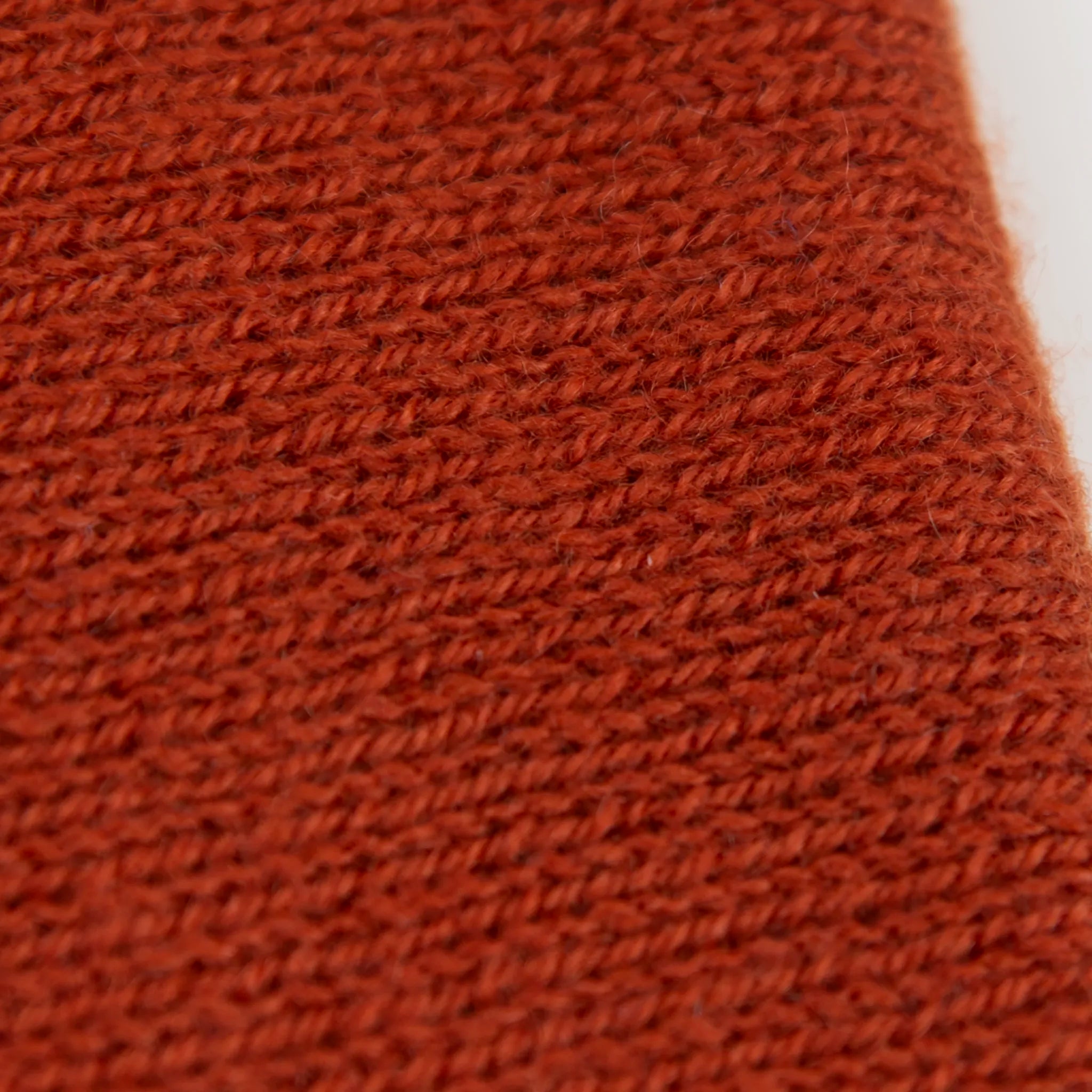 Dettaglio e texture tessuto del Collo in 100% cashmere color terracotta, versatile, utilizzabile come scaldacollo, fascia per capelli, passamontagna o cappello con sbuffo, Made in Italy, morbido e caldo.