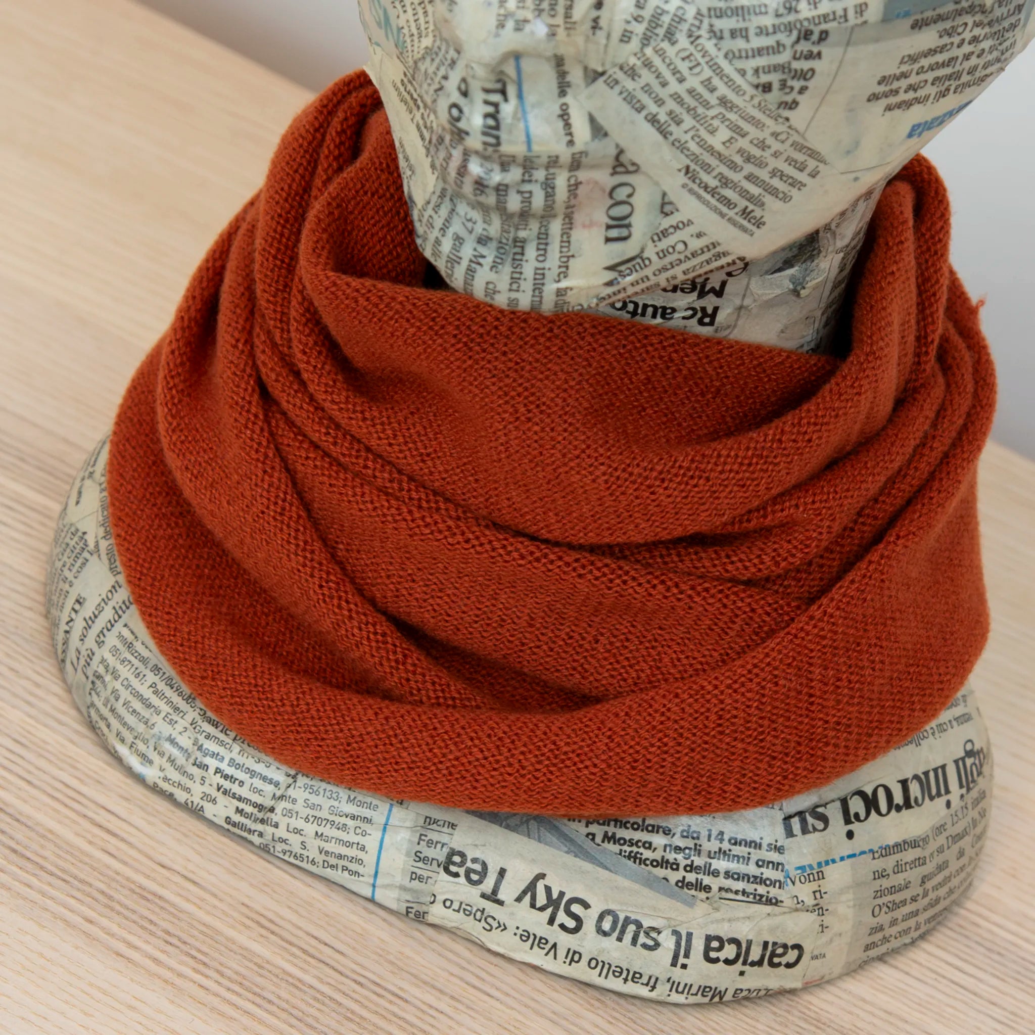 Collo in 100% cashmere color terracotta, versatile, utilizzabile come scaldacollo, fascia per capelli, passamontagna o cappello con sbuffo, Made in Italy, morbido e caldo.