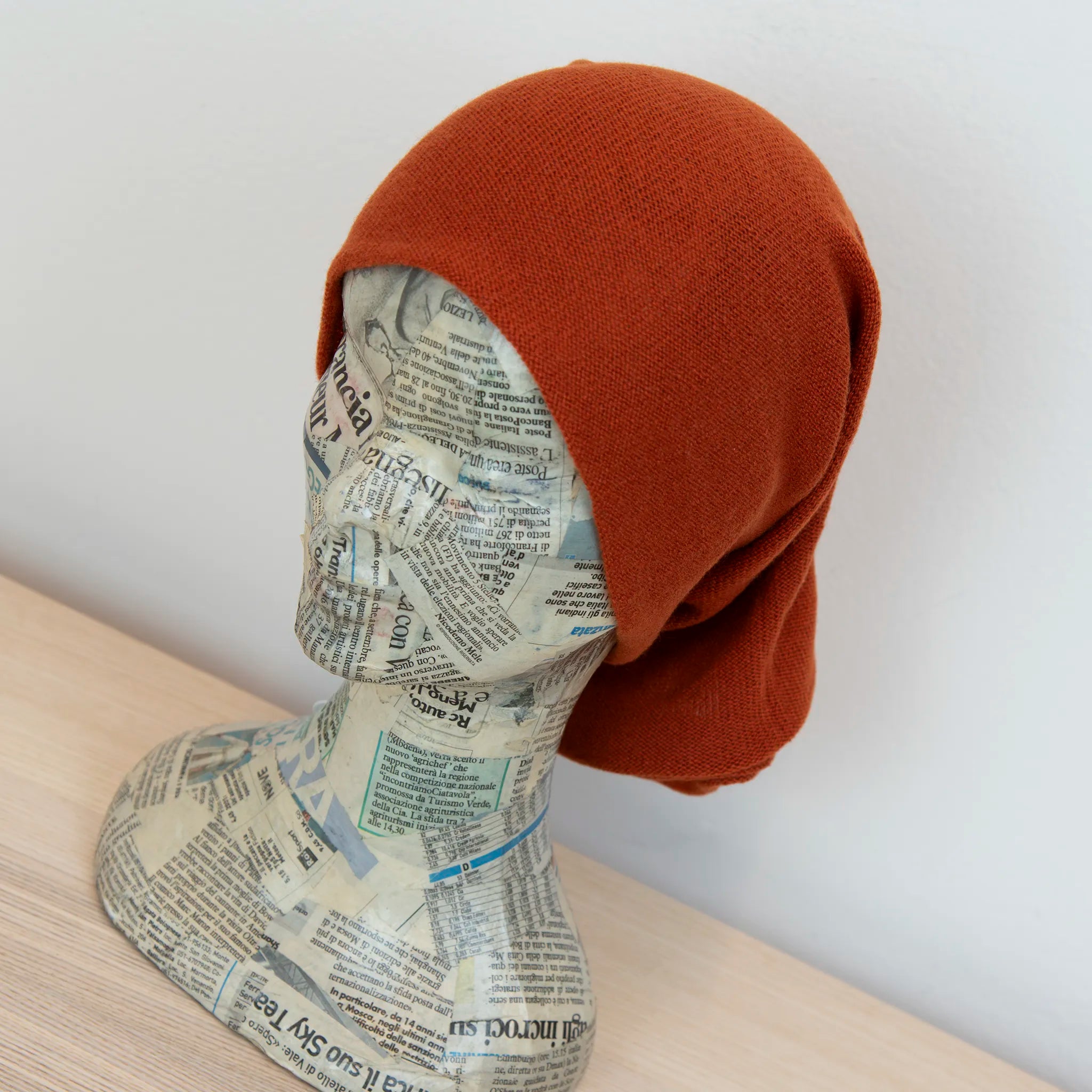 Collo in 100% cashmere color terracotta, versatile, utilizzabile come scaldacollo, fascia per capelli, passamontagna o cappello con sbuffo, Made in Italy, morbido e caldo.