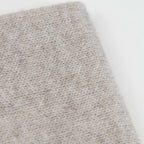 Dettaglio e texture tessuto del Collo in 100% cashmere color beige naturale, versatile, utilizzabile come scaldacollo, fascia per capelli, passamontagna o cappello con sbuffo, Made in Italy, morbido e caldo.