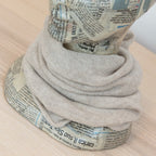 Collo in 100% cashmere color beige, versatile, utilizzabile come scaldacollo, fascia per capelli, passamontagna o cappello con sbuffo, Made in Italy, morbido e caldo.