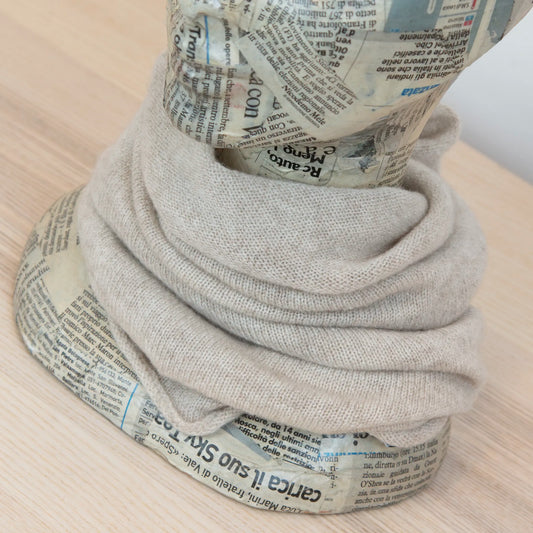 Collo in 100% cashmere color beige, versatile, utilizzabile come scaldacollo, fascia per capelli, passamontagna o cappello con sbuffo, Made in Italy, morbido e caldo.