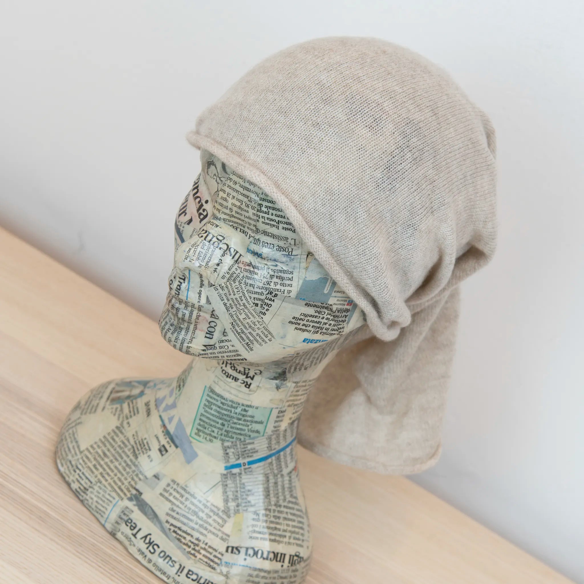 Collo in 100% cashmere color beige, versatile, utilizzabile come scaldacollo, fascia per capelli, passamontagna o cappello con sbuffo, Made in Italy, morbido e caldo.