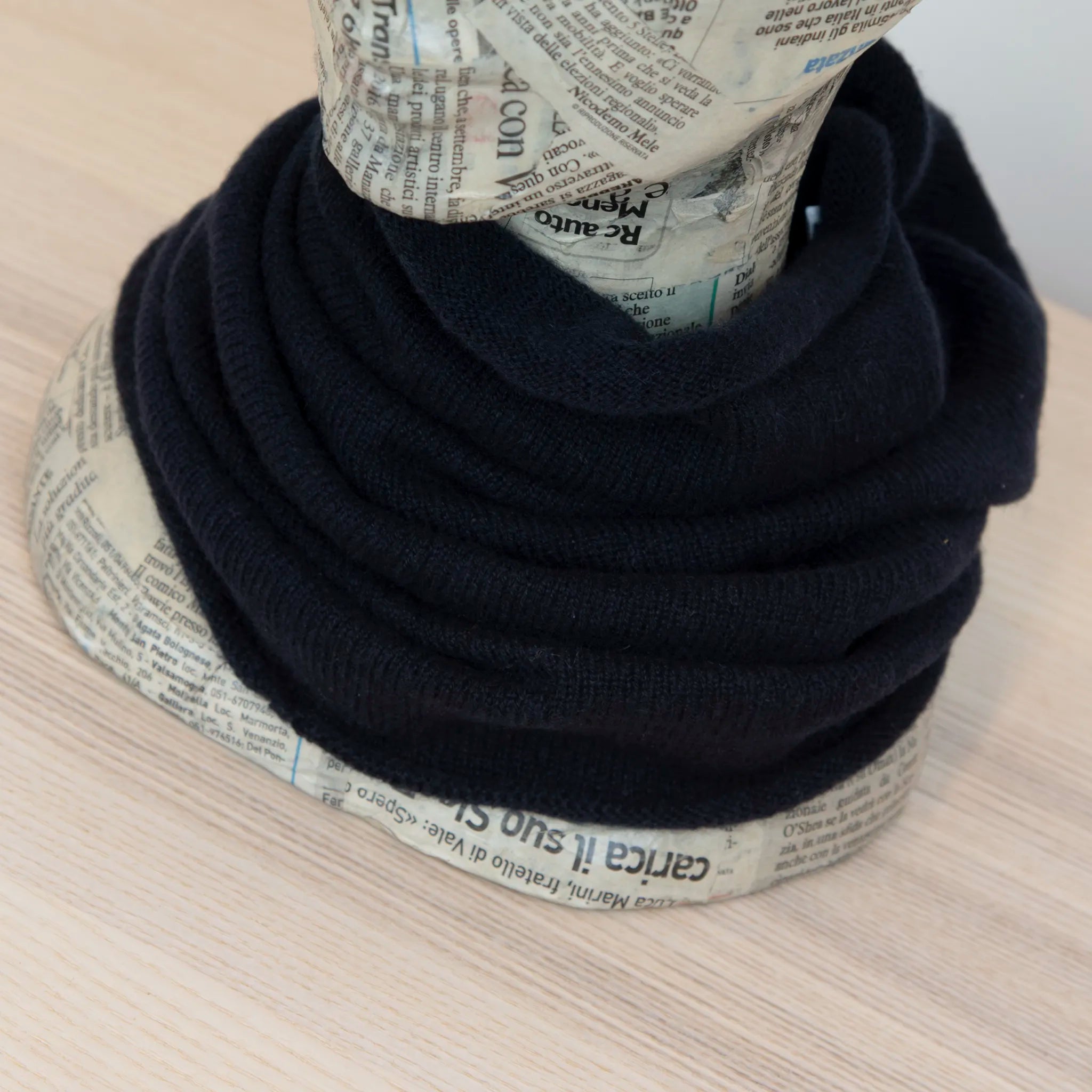 Collo in 100% cashmere blu, versatile, utilizzabile come scaldacollo, fascia per capelli, passamontagna o cappello con sbuffo, Made in Italy, morbido e caldo.