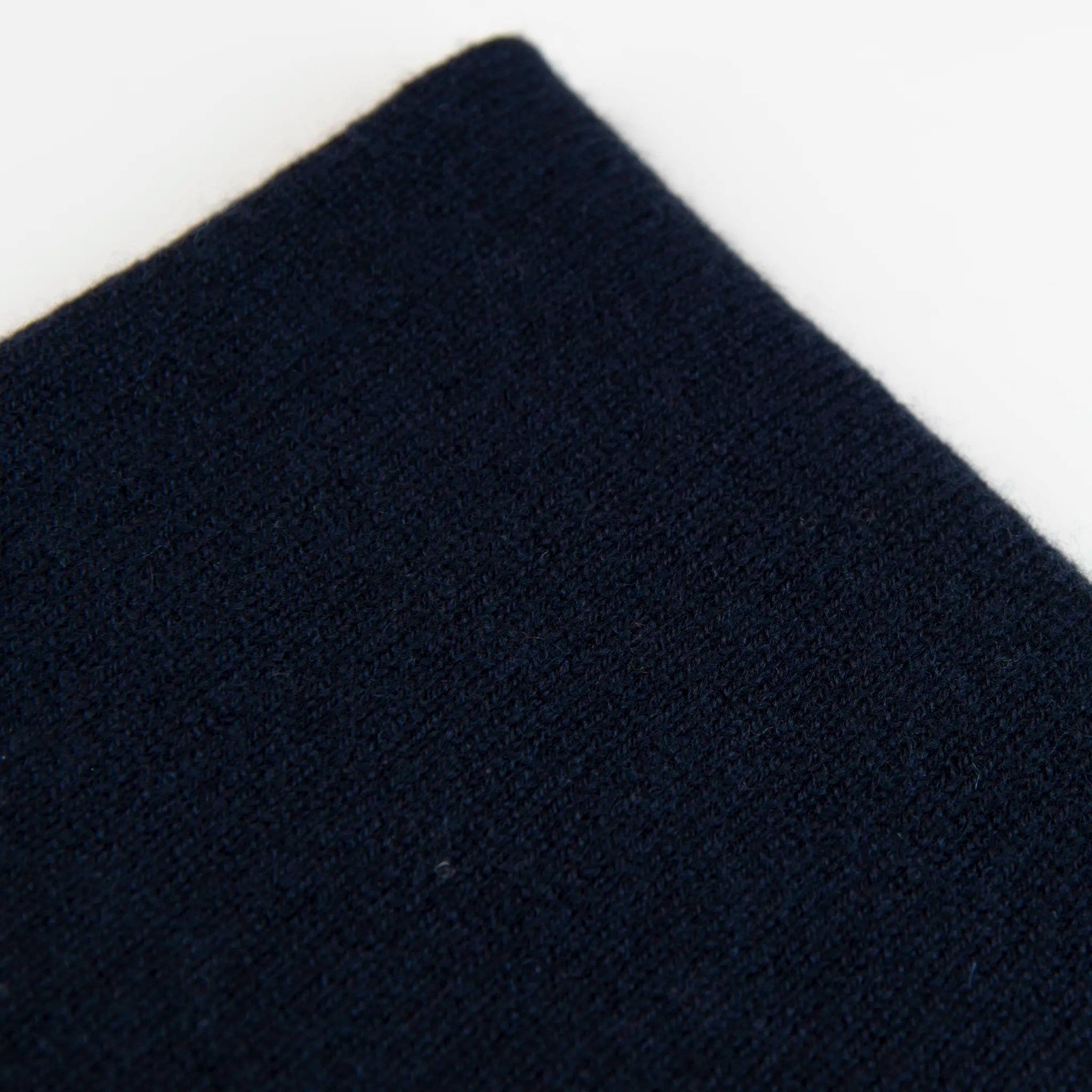 Dettaglio e texture tessuto del Collo in 100% cashmere blu, versatile, utilizzabile come scaldacollo, fascia per capelli, passamontagna o cappello con sbuffo, Made in Italy, morbido e caldo.