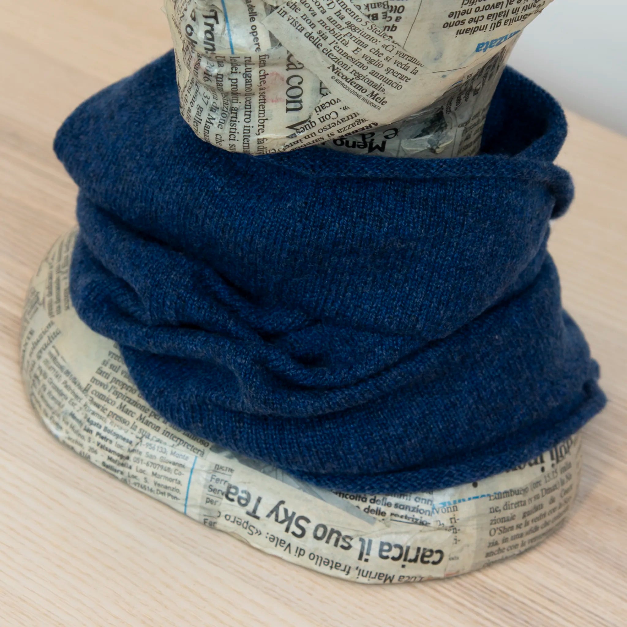 Collo in 100% cashmere blu, versatile, utilizzabile come scaldacollo, fascia per capelli, passamontagna o cappello con sbuffo, Made in Italy, morbido e caldo.