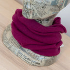 Collo in 100% cashmere viola, versatile, utilizzabile come scaldacollo, fascia per capelli, passamontagna o cappello con sbuffo, Made in Italy, morbido e caldo.