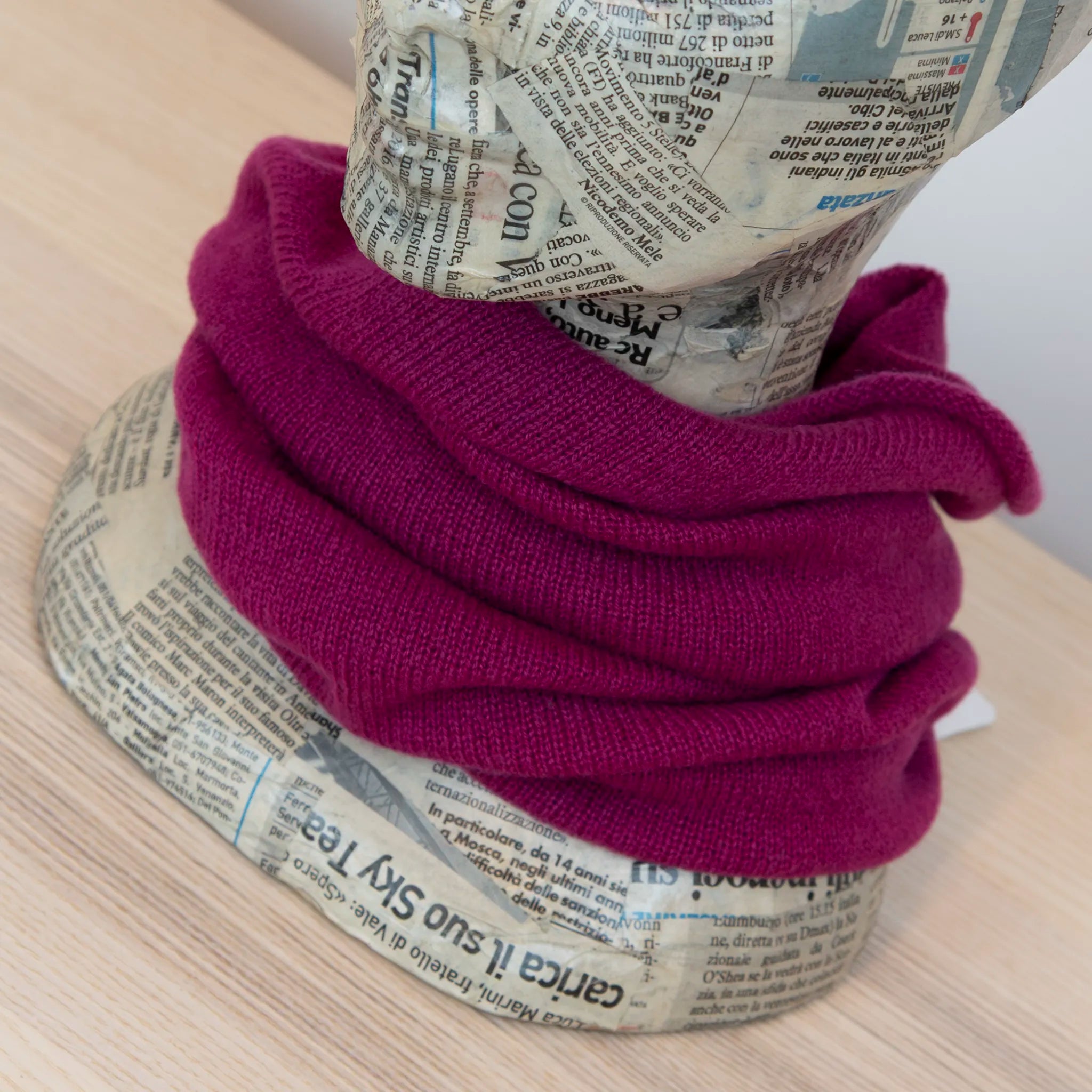 Collo in 100% cashmere viola, versatile, utilizzabile come scaldacollo, fascia per capelli, passamontagna o cappello con sbuffo, Made in Italy, morbido e caldo.
