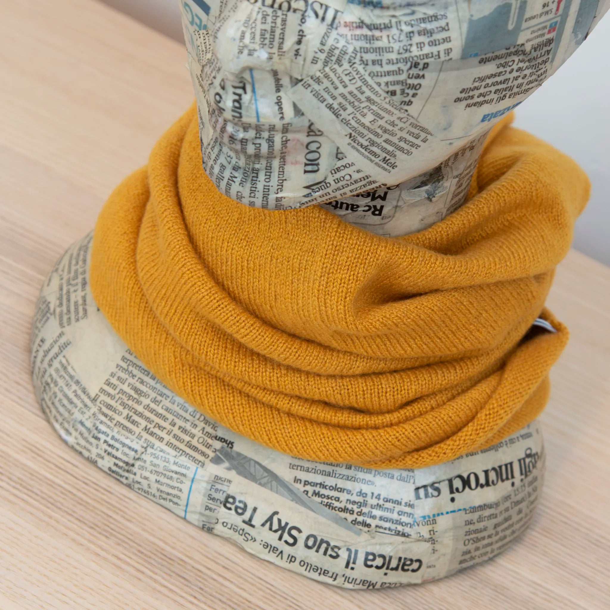 Collo in 100% cashmere color senape, versatile, utilizzabile come scaldacollo, fascia per capelli, passamontagna o cappello con sbuffo, Made in Italy, morbido e caldo.