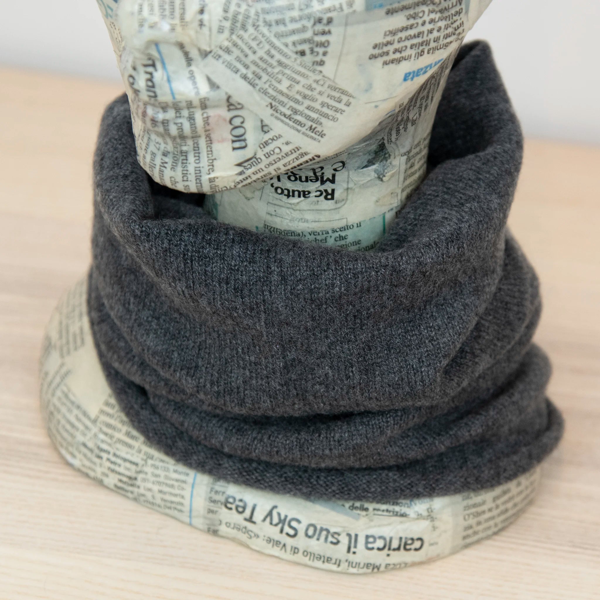 Collo in 100% cashmere grigio, versatile, utilizzabile come scaldacollo, fascia per capelli, passamontagna o cappello con sbuffo, Made in Italy, morbido e caldo.