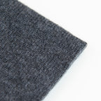 Dettaglio e texture tessuto del Collo in 100% cashmere grigio, versatile, utilizzabile come scaldacollo, fascia per capelli, passamontagna o cappello con sbuffo, Made in Italy, morbido e caldo.