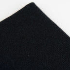 Dettaglio e texture tessuto del Collo in 100% cashmere nero, versatile, utilizzabile come scaldacollo, fascia per capelli, passamontagna o cappello con sbuffo, Made in Italy, morbido e caldo.