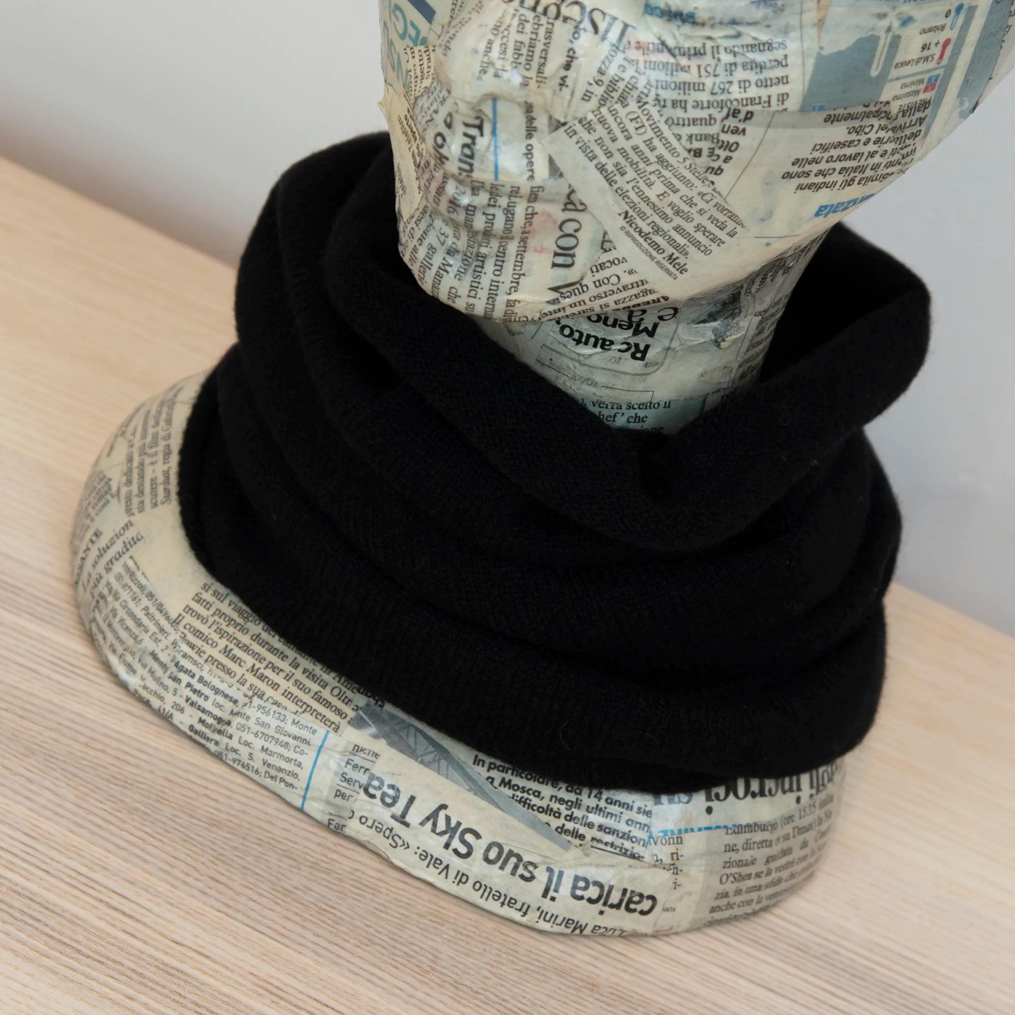 Collo in 100% cashmere nero, versatile, utilizzabile come scaldacollo, fascia per capelli, passamontagna o cappello con sbuffo, Made in Italy, morbido e caldo.