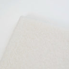 Dettaglio e texture tessuto del Collo in 100% cashmere panna, versatile, utilizzabile come scaldacollo, fascia per capelli, passamontagna o cappello con sbuffo, Made in Italy, morbido e caldo.