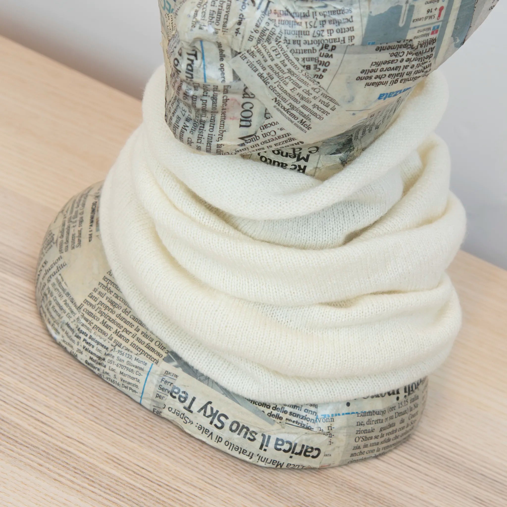 Collo in 100% cashmere panna, versatile, utilizzabile come scaldacollo, fascia per capelli, passamontagna o cappello con sbuffo, Made in Italy, morbido e caldo.