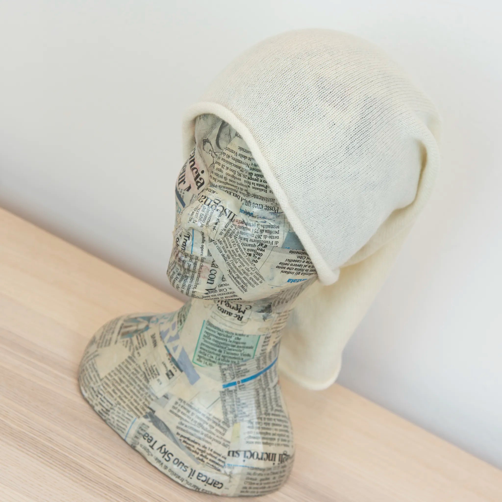 Collo in 100% cashmere panna, versatile, utilizzabile come scaldacollo, fascia per capelli, passamontagna o cappello con sbuffo, Made in Italy, morbido e caldo.