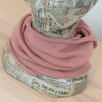 Collo in 100% cashmere rosa antico, versatile, utilizzabile come scaldacollo, fascia per capelli, passamontagna o cappello con sbuffo, Made in Italy, morbido e caldo.