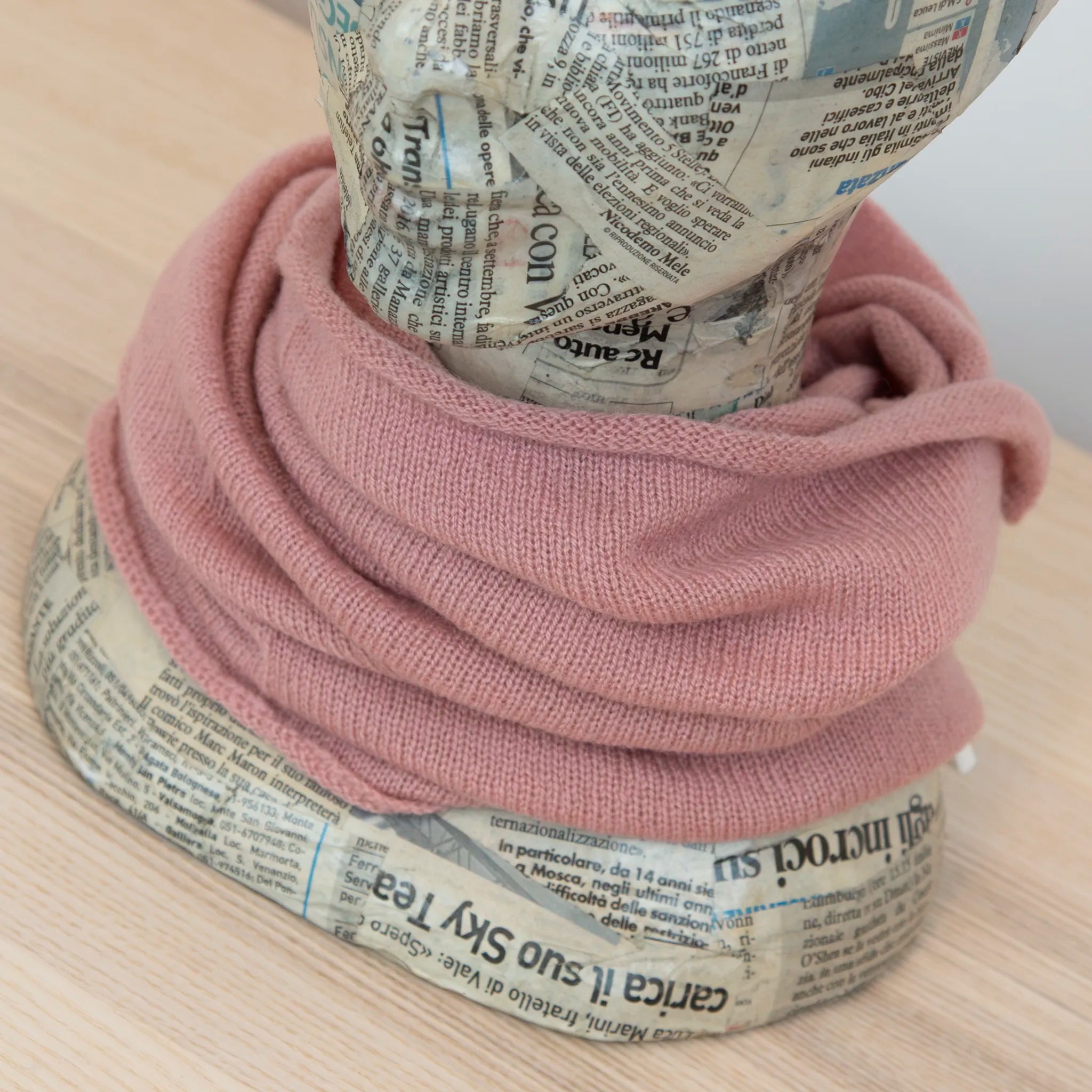 Collo in 100% cashmere rosa antico, versatile, utilizzabile come scaldacollo, fascia per capelli, passamontagna o cappello con sbuffo, Made in Italy, morbido e caldo.