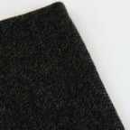 Dettaglio e texture tessuto del Collo in 100% cashmere verde, versatile, utilizzabile come scaldacollo, fascia per capelli, passamontagna o cappello con sbuffo, Made in Italy, morbido e caldo.