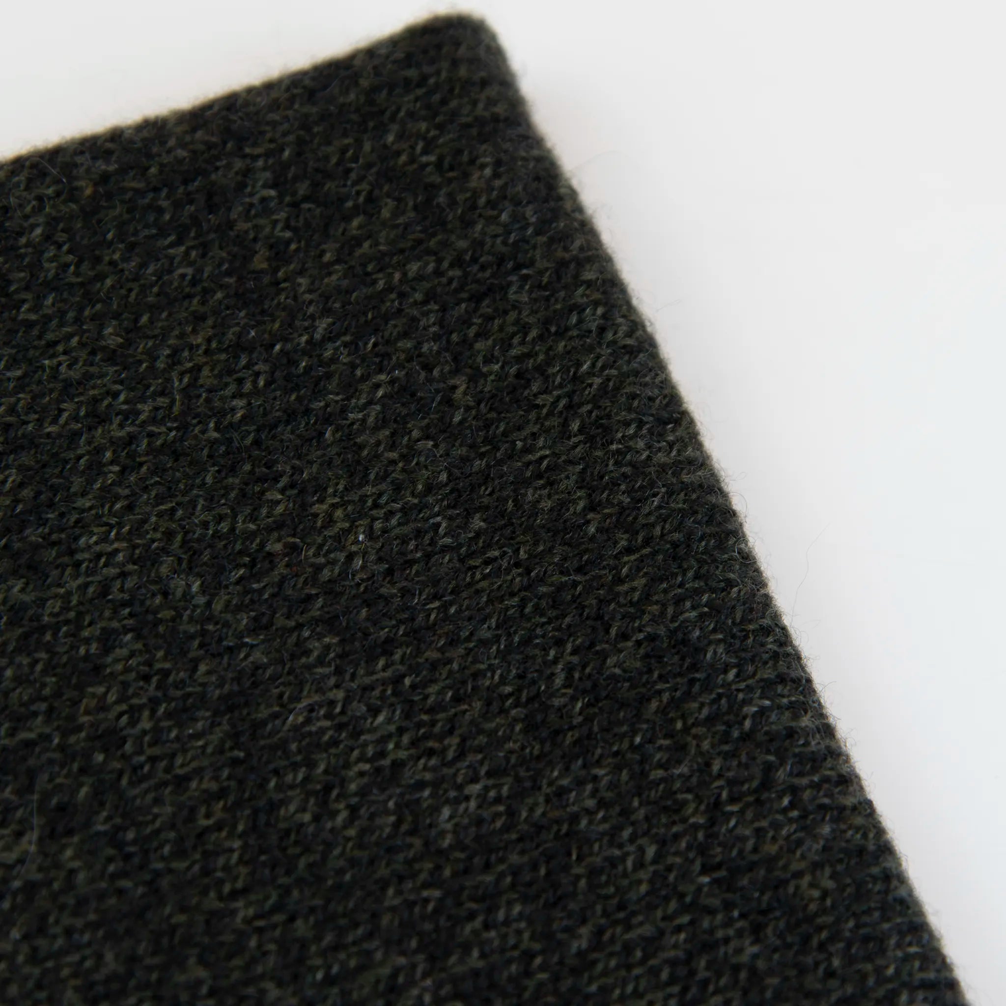 Dettaglio e texture tessuto del Collo in 100% cashmere verde, versatile, utilizzabile come scaldacollo, fascia per capelli, passamontagna o cappello con sbuffo, Made in Italy, morbido e caldo.